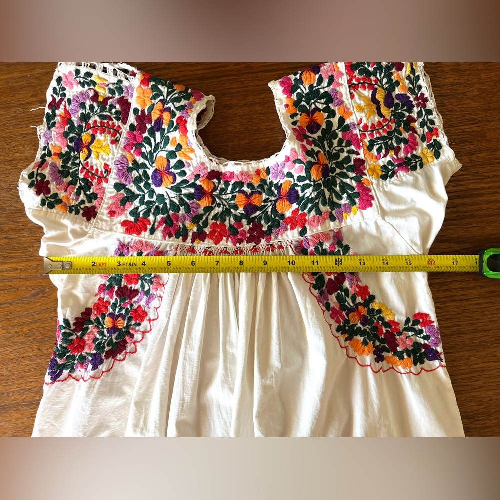 Vintage Huipil. Colorful embroidery on cotton. Girls size 5. - Picture 10 of 11